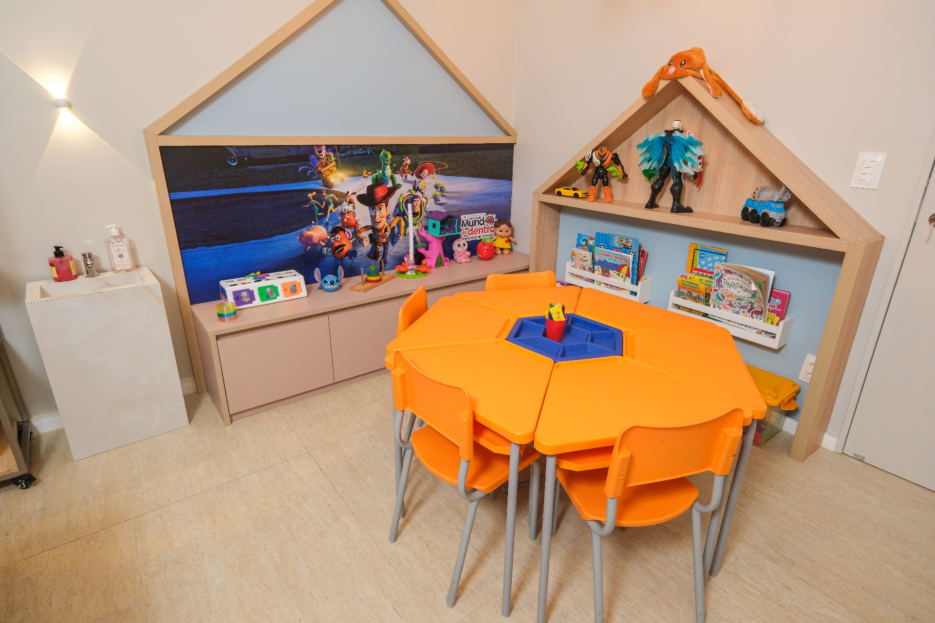 Sala de atividades em grupo com mesa laranja