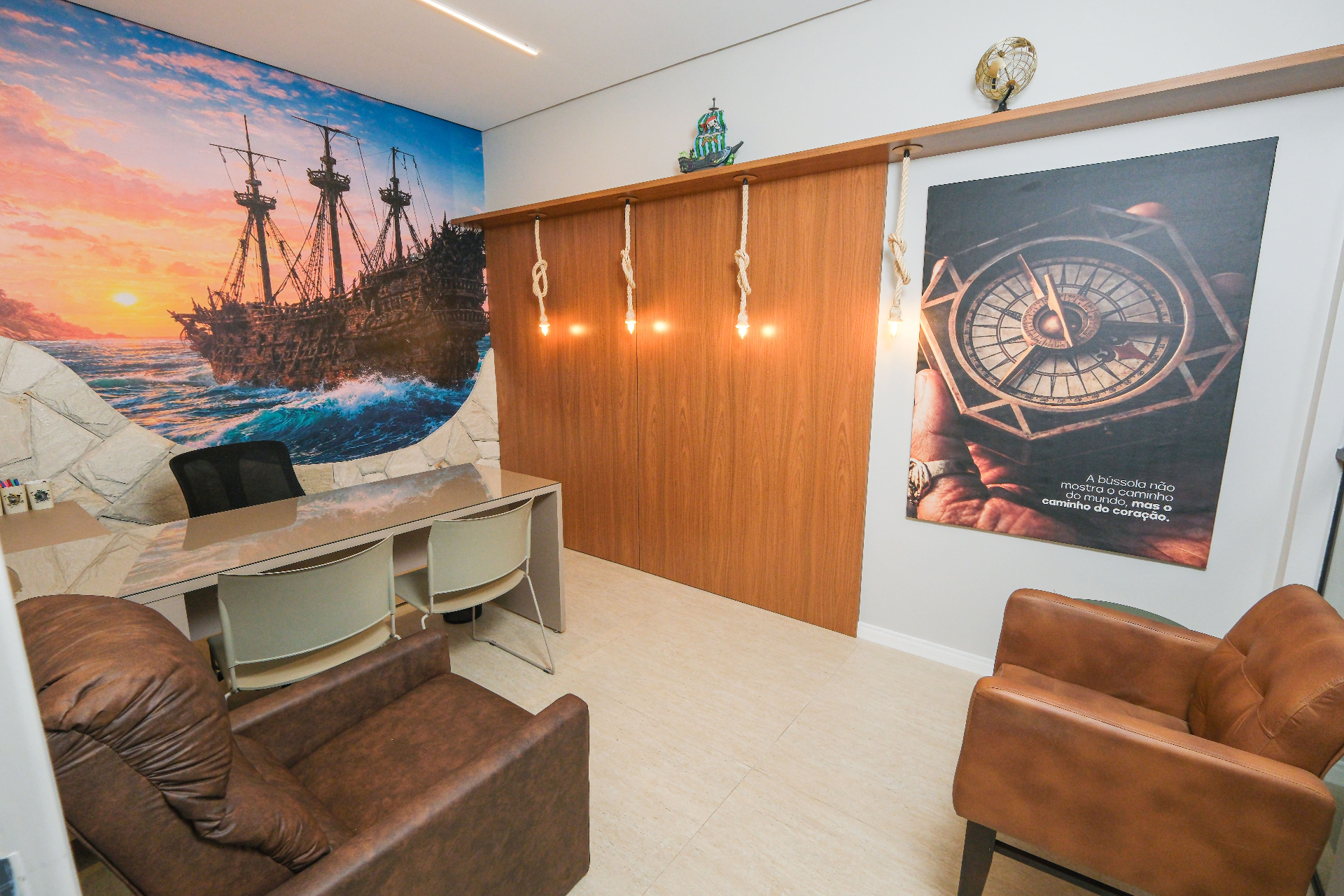 Consultório temático com decoração náutica