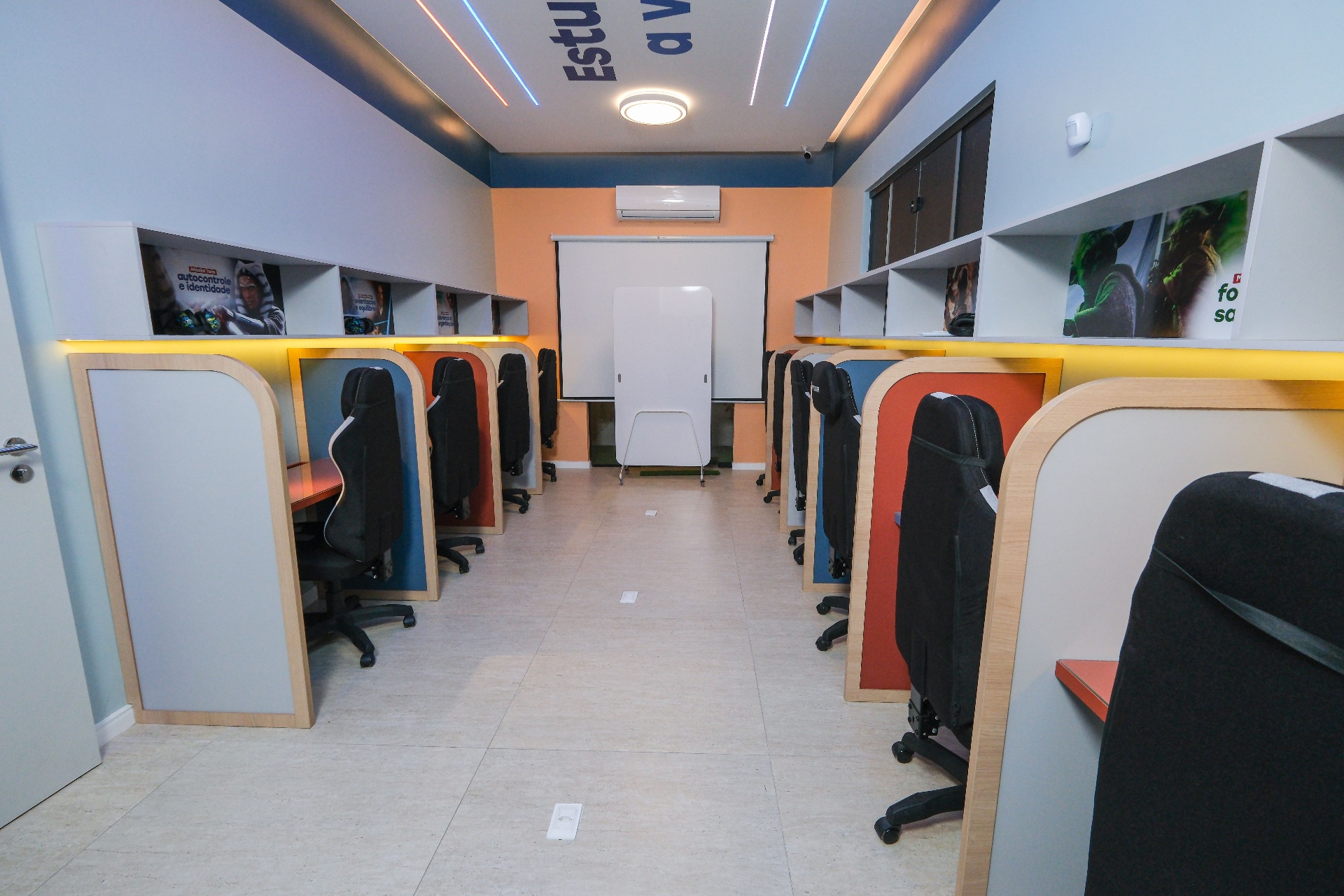 Sala de neurofeedback com estações individuais