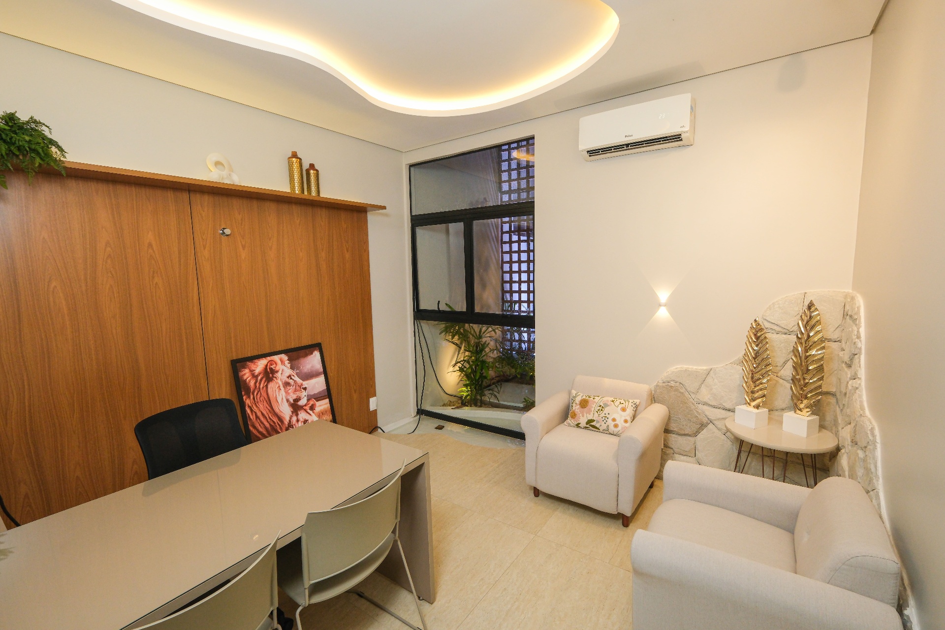 Consultório com ambiente acolhedor e sofás